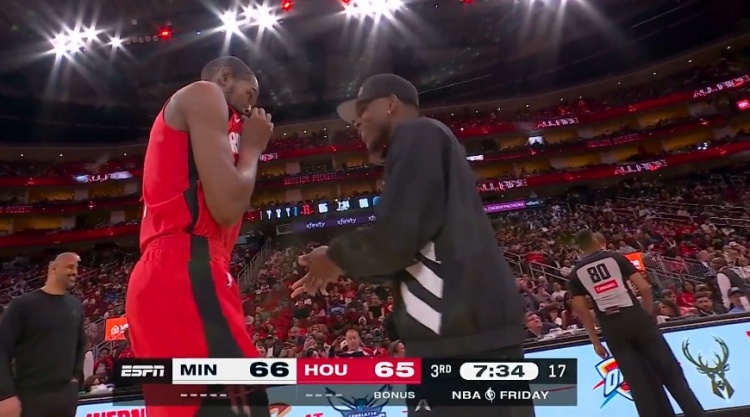 必一运动官网-与偶像交流的机会来了！爱德华兹趁计时器出问题与杜兰特聊起来