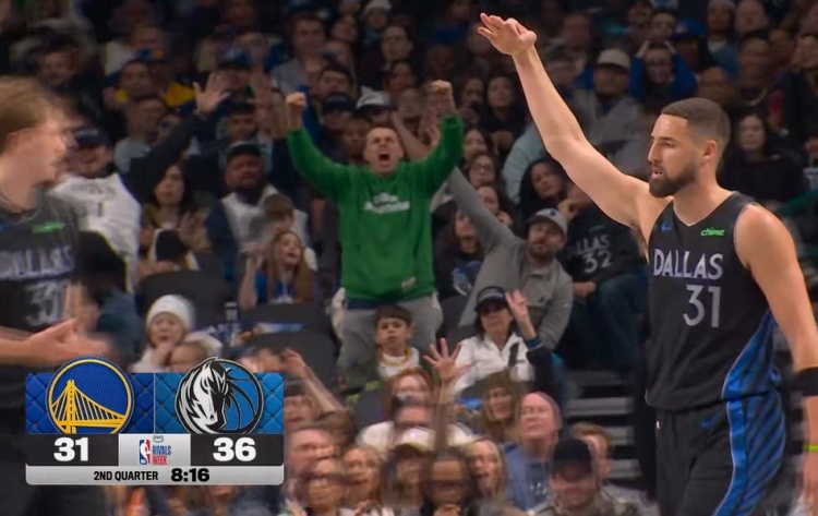 Bsports必一体育-手起刀落！克莱追身三分轰进 帮助独行侠打停勇士