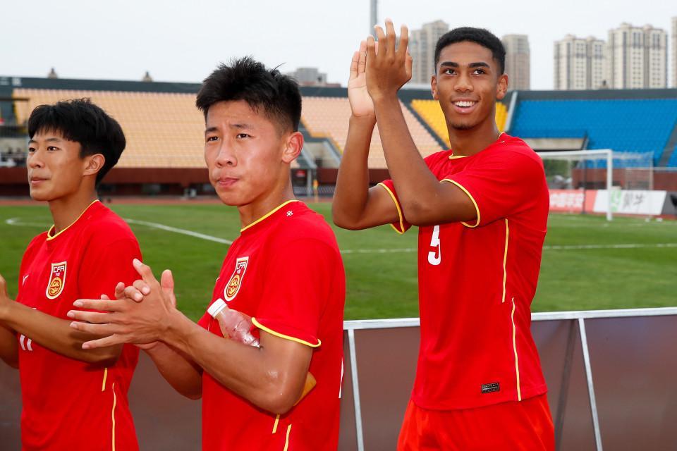 必一运动-17岁恒大混血中卫加盟中超新军！曾率国少夺东亚杯，不自律被除名